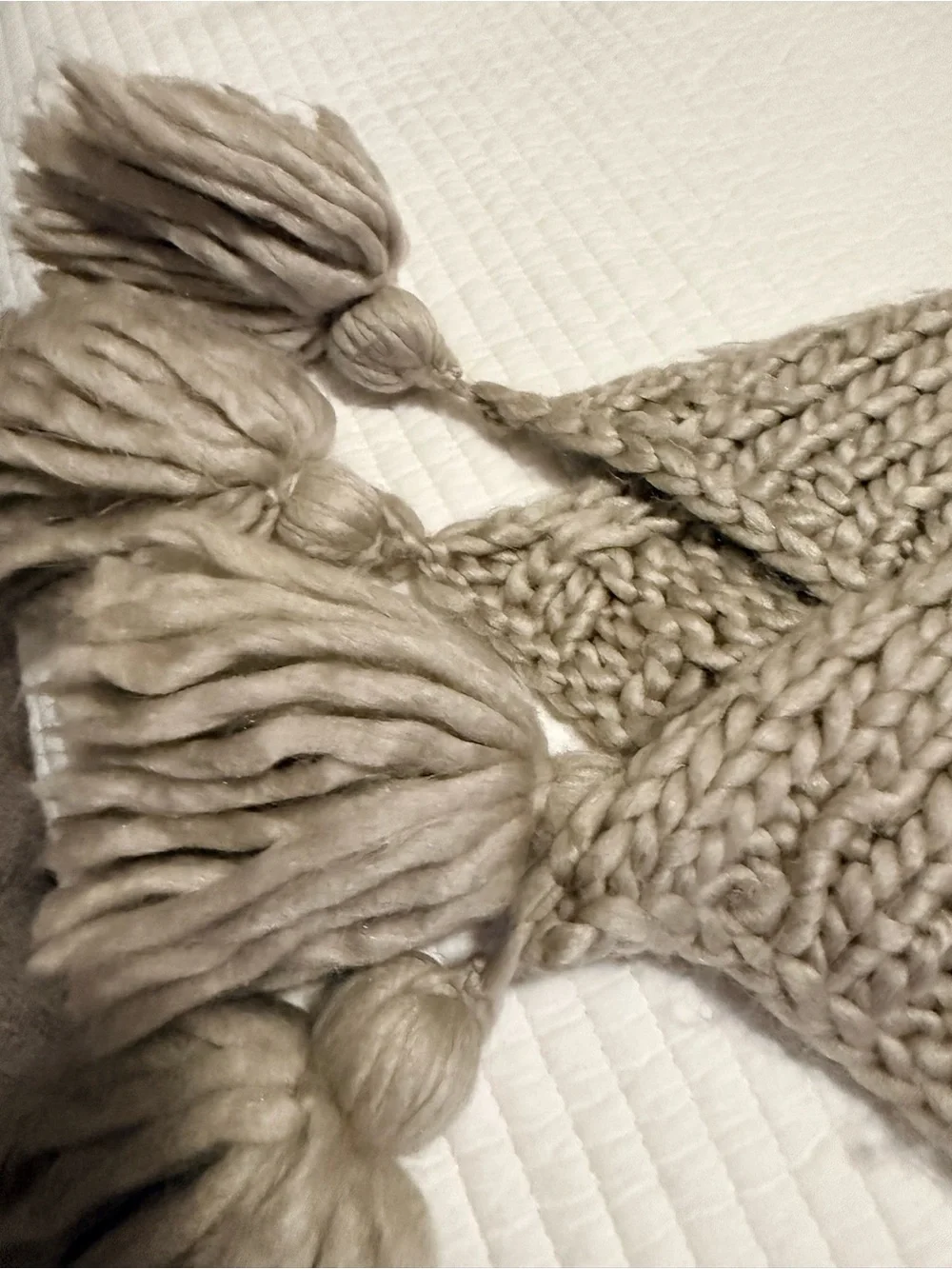 Cozy Chunky Knit Throw Blanket with Tassels - Cream Like New SMOKE FREE HOME